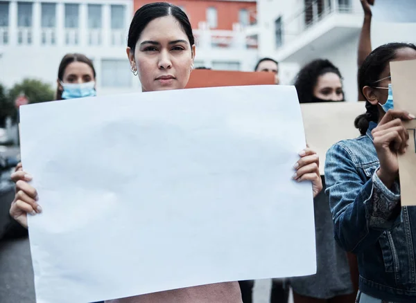 Mantenho as minhas crenças. Tiro de uma jovem protestando em uma marcha de vacina vívida. — Fotografia de Stock