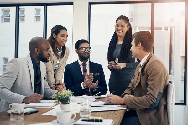 Genau so waren alle auf einer Seite.... Aufnahme einer Gruppe junger Geschäftsleute bei einem Treffen in einem modernen Büro. — Stockfoto