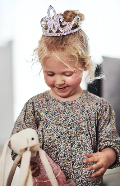 Sono la principessa di questa casa. Ritagliato colpo di una adorabile bambina in piedi da sola nel soggiorno e giocare con i suoi giocattoli a casa. — Foto Stock