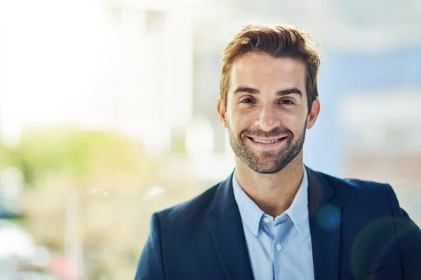 Ik weet dat ik zal slagen. Portret van een jonge zakenman in een kantoor. — Stockfoto