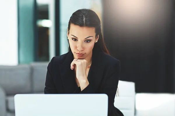 Verlies nooit je focus. Opname van een gefocuste jonge zakenvrouw werkend op haar laptop in het kantoor. — Stockfoto
