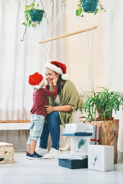Onlara sevgiyi gösterirsen sevmeyi öğrenirler. Genç bir kadının Noel 'de sevimli oğluyla kaliteli zaman geçirmesi.. — Stok fotoğraf