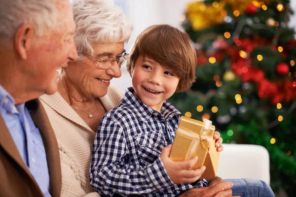 Sprider julglädje. En lycklig familj vid jul. — Stockfoto