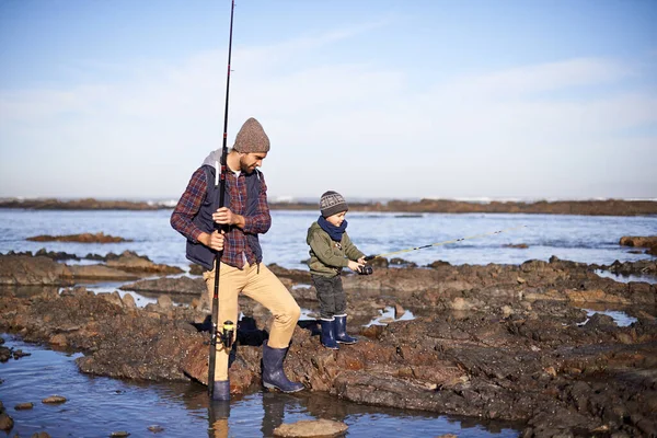 Schneckenfischen. Vater und Sohn beim gemeinsamen Fischen am Meer erschossen. — Stockfoto