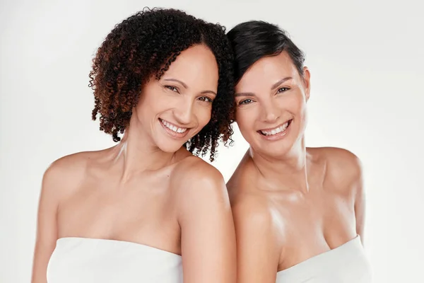 Volvíamos a lo básico. Retrato recortado de dos hermosas mujeres maduras posando sobre un fondo gris en el estudio. — Foto de Stock