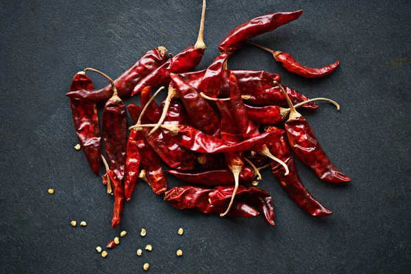 Augmente la chaleur. Plan grand angle de piments rouges séchés sur un comptoir de cuisine. — Photo