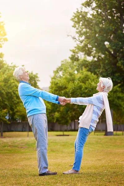Sie können sich immer gegenseitig unterstützen. Aufnahme eines älteren Ehepaares, das den Tag gemeinsam in einem Park genießt. — Stockfoto