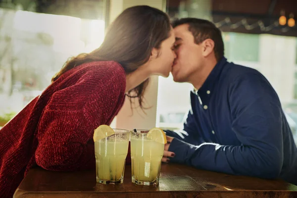 그런데 갑자기 모든 것 이 이치적 이 되었다. 한 젊은 남녀가 커피숍에서 낭만적 인 데이트를 하는 모습을 찍은 사진. — 스톡 사진