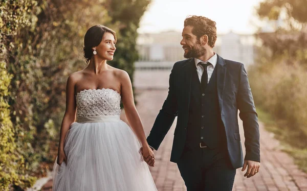 No querría a nadie más a mi lado. Foto de una feliz pareja joven de pie juntos en el día de su boda. —  Fotos de Stock