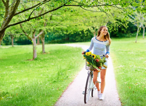 La ruta escénica es siempre mejor. Fotografía de una joven ciclista en el parque. — Foto de Stock