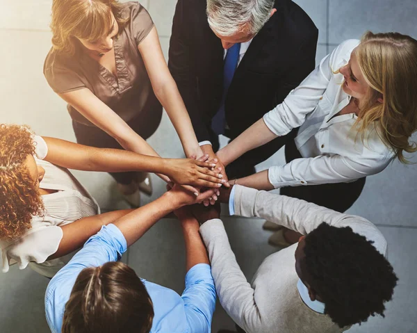 Involúcrate, hazlo. Foto de alto ángulo de un grupo de colegas uniendo sus manos en solidaridad. — Foto de Stock