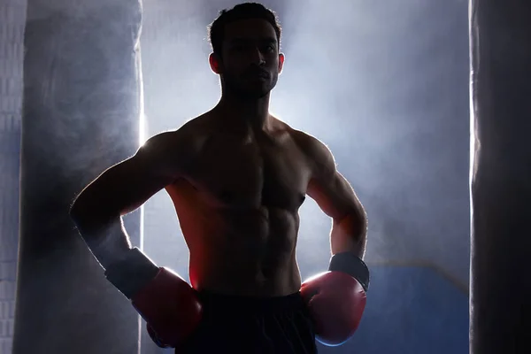 Ben dövüşmeye hazırım. Siluetli bir erkek boksörün çizilmiş portresi. Yumruk çalışmasından sonra elleri kalçasında duruyor.. — Stok fotoğraf