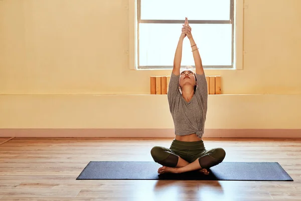 Erreichen Sie Ihr wahres Potenzial. Aufnahme einer jungen Frau beim Meditieren während einer Yoga-Sitzung. — Stockfoto