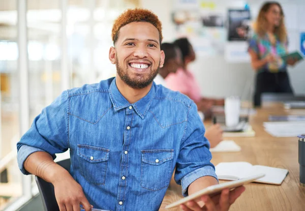 Ik ben gepassioneerd door projectmanagement. Opname van een jonge zakenman met een digitale tablet tijdens een teambijeenkomst in een modern kantoor. — Stockfoto