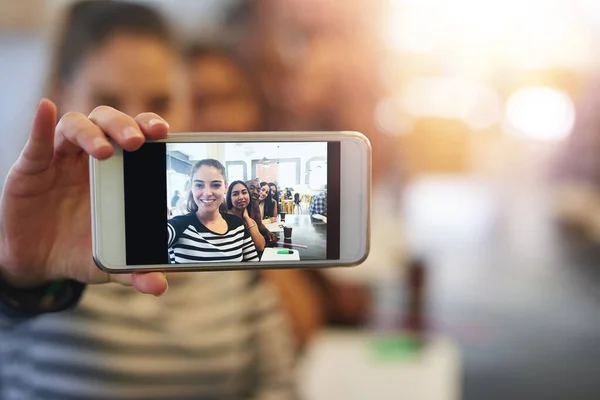 Her çalışma grubunun bir özçekimine ihtiyacı vardır. Bir grup üniversite öğrencisinin bir kafede selfie çektirmek için poz vermeleri.. — Stok fotoğraf