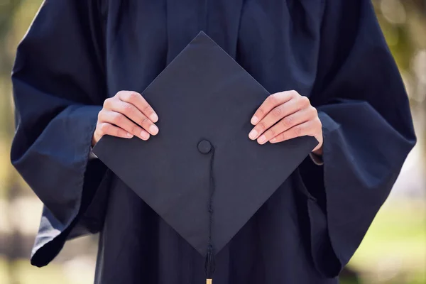 Ein Schritt näher, um Ihren Traum zu leben. Aufnahme einer nicht wiederzuerkennenden Frau, die an der Universität ihre Abschlussmütze hält. — Stockfoto