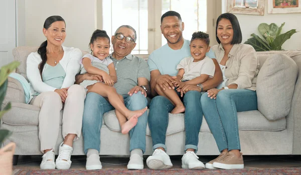 O tempo em família é tão importante para nós. Filmagem completa de uma família feliz sentada no sofá em casa e colagem. — Fotografia de Stock