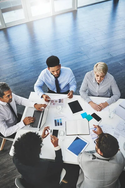 Werken met grote ambities. Opname van een groep zakenmensen die in een kantoor vergaderen. — Stockfoto
