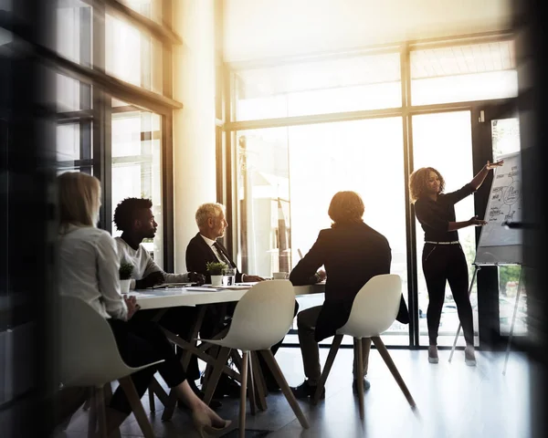 Ausarbeitung ihres Businessplans. Aufnahme einer jungen Geschäftsfrau bei einem Vortrag vor Kollegen in einem Vorstandssaal. — Stockfoto