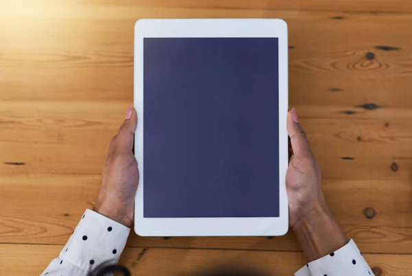 La tecnología está en todas partes. Foto de ángulo alto de una mujer de negocios sosteniendo una tableta digital. — Foto de Stock