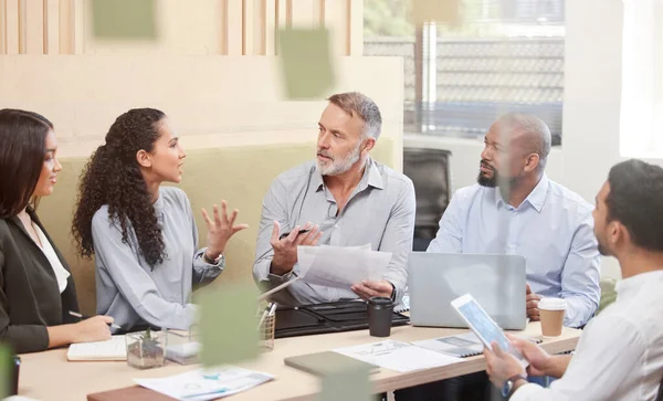 Hablando de negocios. Recorte de un grupo de empresarios corporativos sentados en la sala de juntas durante una reunión. —  Fotos de Stock