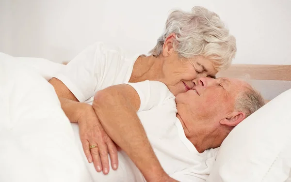 Lève-toi et brille mon amour. Prise de vue d'une femme âgée embrassant son mari le matin. — Photo