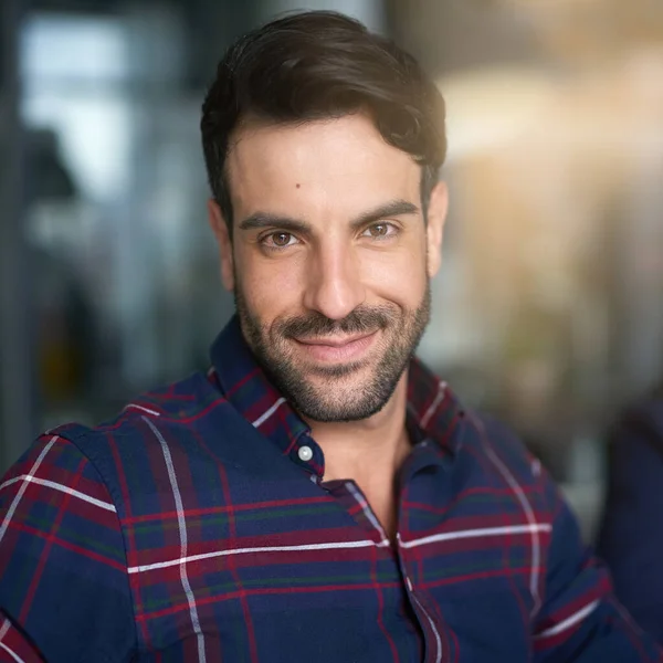 Er ist zum Erfolg getrieben. Porträt eines lächelnden jungen Geschäftsmannes in einem Büro. — Stockfoto