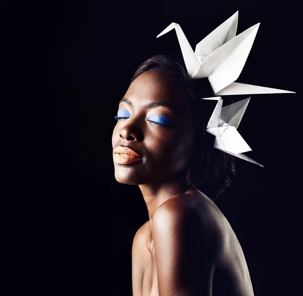 Ela é uma verdadeira rainha africana. Cortado tiro de uma bela mulher étnica posando com pássaros origami em sua cabeça. — Fotografia de Stock