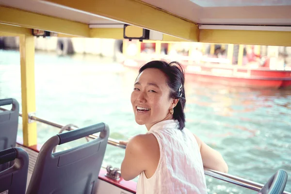 Es el día perfecto para un paseo en barco. Retrato recortado de una atractiva joven explorando la ciudad sola en un ferry durante el día. — Foto de Stock