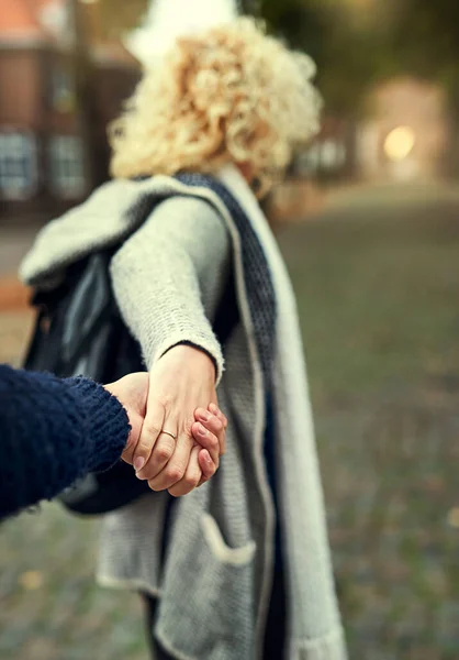 Vamos, amor. Imagen retrospectiva de una joven mujer guiando a su marido a través de una ciudad extranjera. —  Fotos de Stock