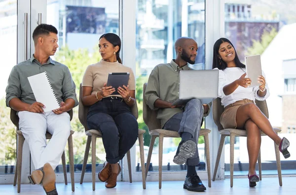 El conocimiento es riqueza. Fotografía de un grupo de personas esperando ser entrevistadas para un trabajo en una oficina moderna. — Foto de Stock