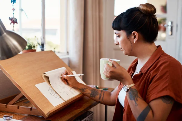 È il caffè che mi fa scorrere. Girato di una giovane donna che beve caffè mentre schizza a casa. — Foto Stock