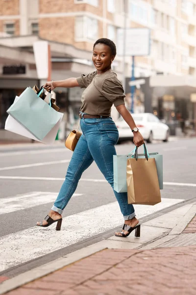Jen jeden den ve městě. Portrét atraktivní mladé ženy kráčející sama venku při nakupování ve městě. — Stock fotografie