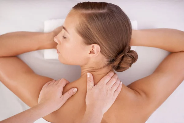 Dit is perfecte ontspanning. Een jonge vrouw op een massagetafel in een spa. — Stockfoto