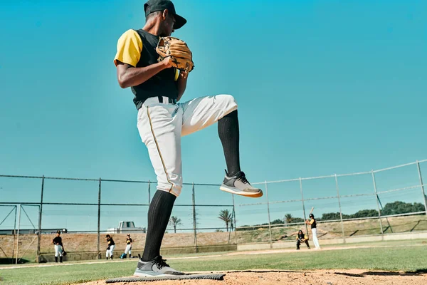 Sta venendo verso di te. tiro di un giovane giocatore di baseball che si prepara a lanciare la palla durante una partita all'aperto. — Foto Stock