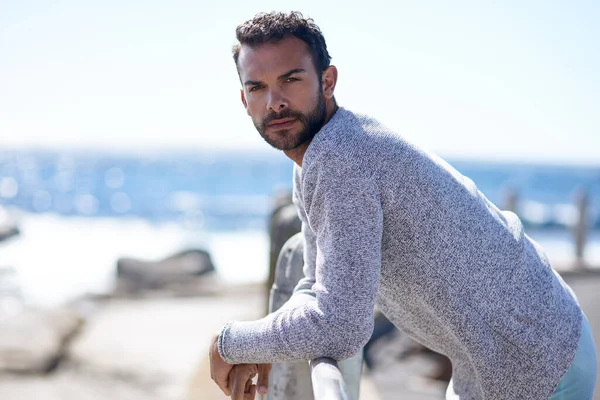 Esto es lo que parece guapo. Un disparo de un joven guapo afuera en un día soleado. —  Fotos de Stock