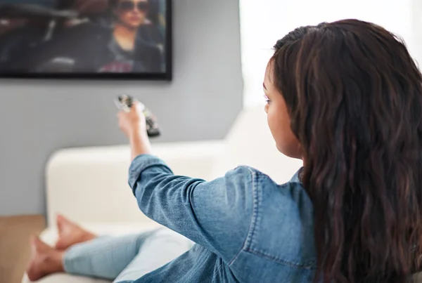 TV 앞에서 편하게 있어. 한 젊은 여자 가집에서 텔레비전을 보고 있는 장면. — 스톡 사진
