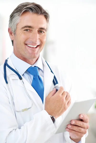 Die Ergebnisse liegen vor. Porträt eines Arztes, der im Krankenhausflur ein digitales Tablet in der Hand hält. — Stockfoto