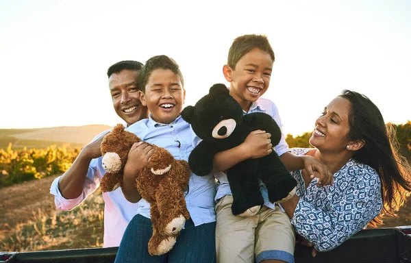 Η χαρά και η ευδαιμονία της οικογενειακής ζωής. Πορτρέτο ενός ευτυχισμένου οικογενειακού δεσμού σε εξωτερικούς χώρους. — Φωτογραφία Αρχείου