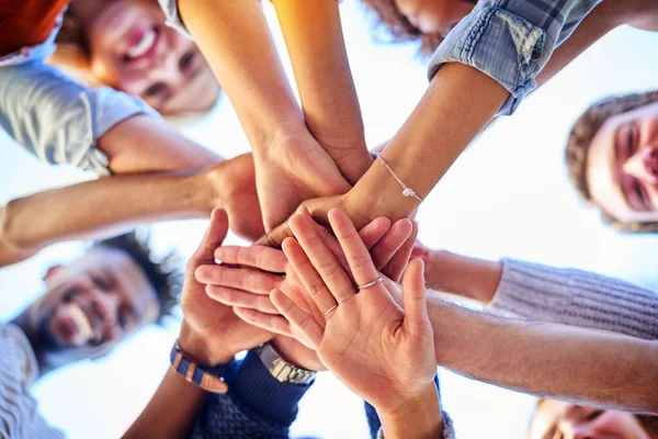 Wir sind stärker vereint. Tiefflug-Aufnahme von Studenten, die draußen mit den Händen zusammen stehen. — Stockfoto