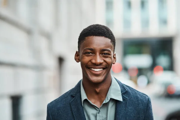 A siker abban a pillanatban megtörténik, ahogy elhiszed. Egy magabiztos fiatal üzletember portréja városi háttérrel. — Stock Fotó