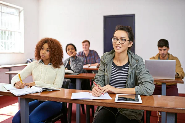 Gericht op het absorberen van informatie. Opname van een universiteitsstudent die oplet in de klas. — Stockfoto