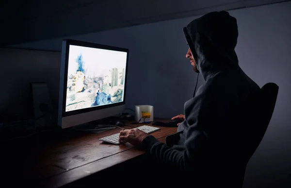 Dia pemain game pro. Shot of a young man playing computer games at night. — Stok Foto