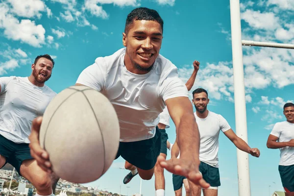 Hij is de man van de wedstrijd. Shot van een rugbyspeler scoren een keer te proberen tijdens het spelen op een veld. — Stockfoto