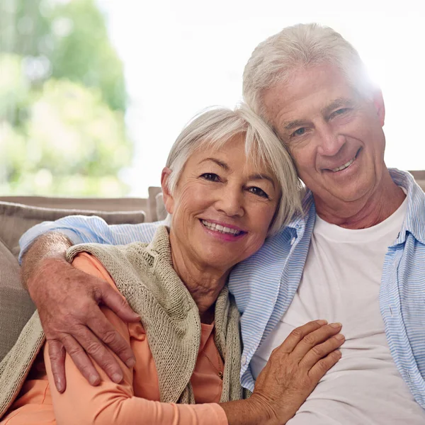 Ware liefde heeft geen houdbaarheidsdatum. Portret van een bejaardenpaar thuis. — Stockfoto