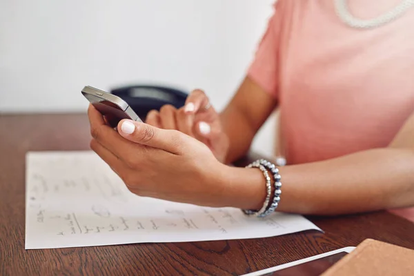 Computação móvel está se tornando cada vez mais onipresente e sua incrível. Tiro recortado de uma jovem designer usando seu celular no escritório. — Fotografia de Stock