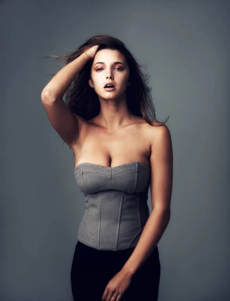 Ze heeft zo 'n supermodel vibe. Studio portret van een aantrekkelijke jonge vrouw poseren tegen een grijze achtergrond. — Stockfoto