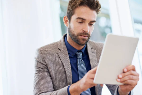 Najít nový způsob, jak sledovat schůzky. Snímek obchodníka, který používá svůj digitální tablet. — Stock fotografie