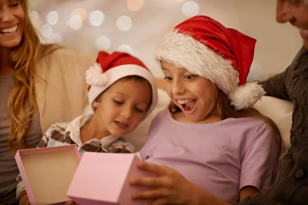 Tam istediğim gibi. Ailesiyle çevrili bir şekilde Noel hediyesini açan küçük bir kız.. — Stok fotoğraf