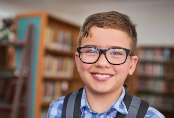 Estás mirando a uno de los líderes de mañana. Retrato de un niño en la escuela. — Foto de Stock